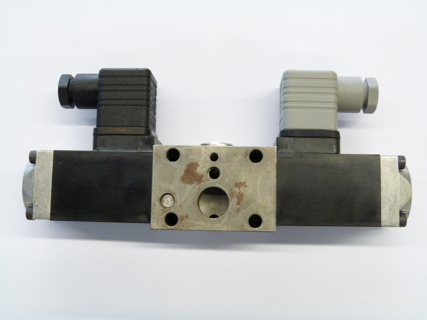 Image 1 of 4-3-WAY DIRECTIONAL VALVE