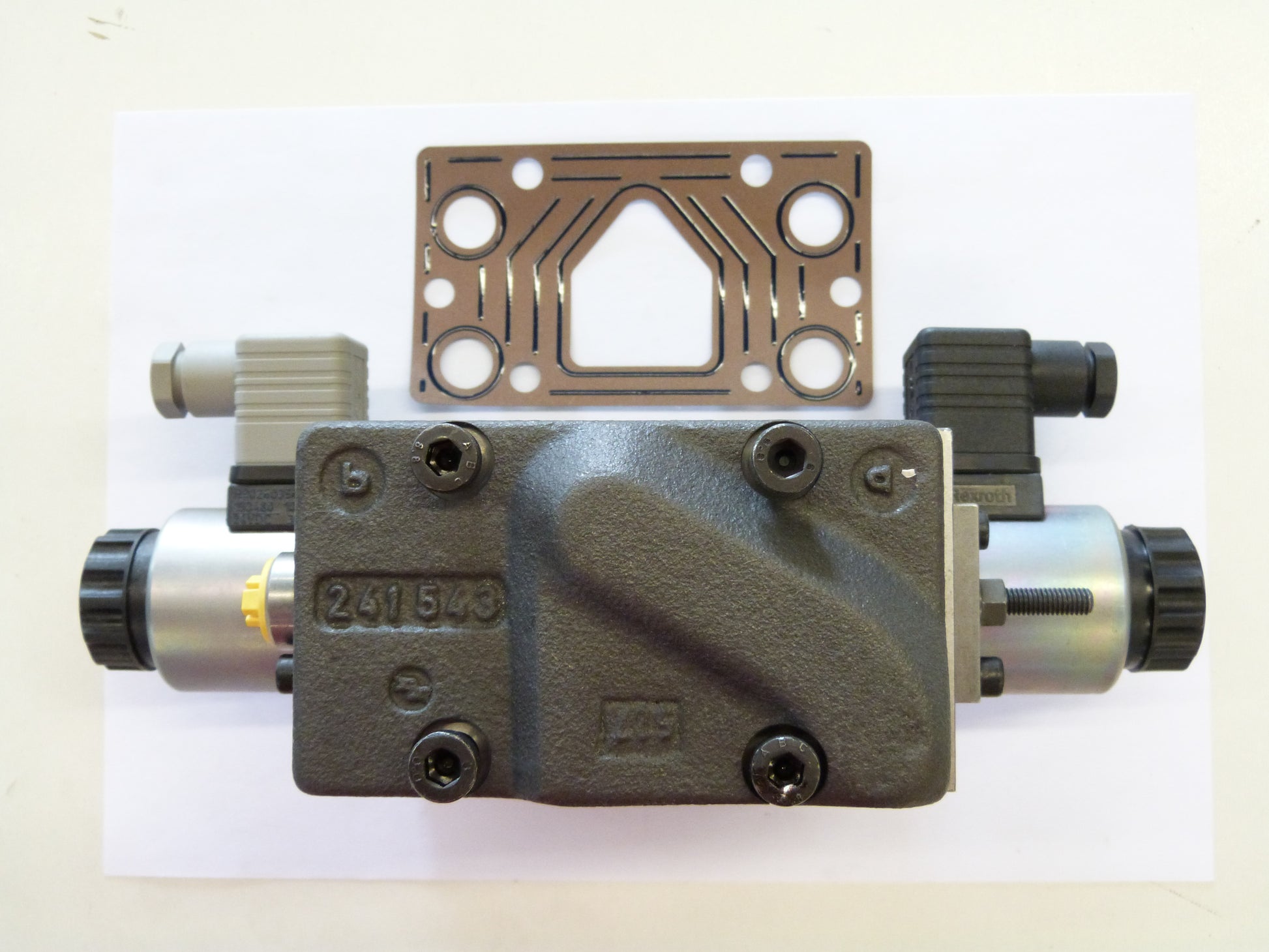 Image 1 of 4-3-WAY DIRECTIONAL VALVE