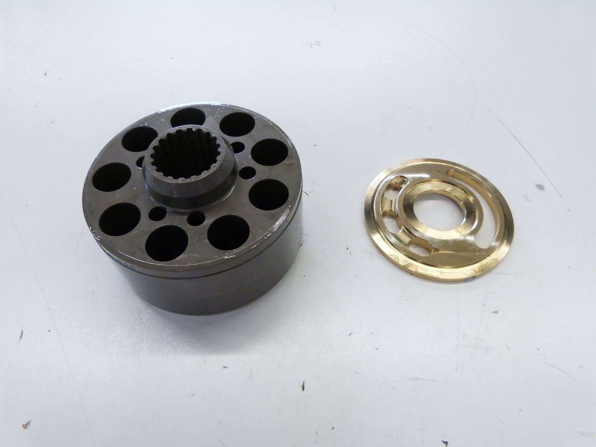 Image 1 of CYLINDER + VALVE PLATE ASSY RH (LAP)