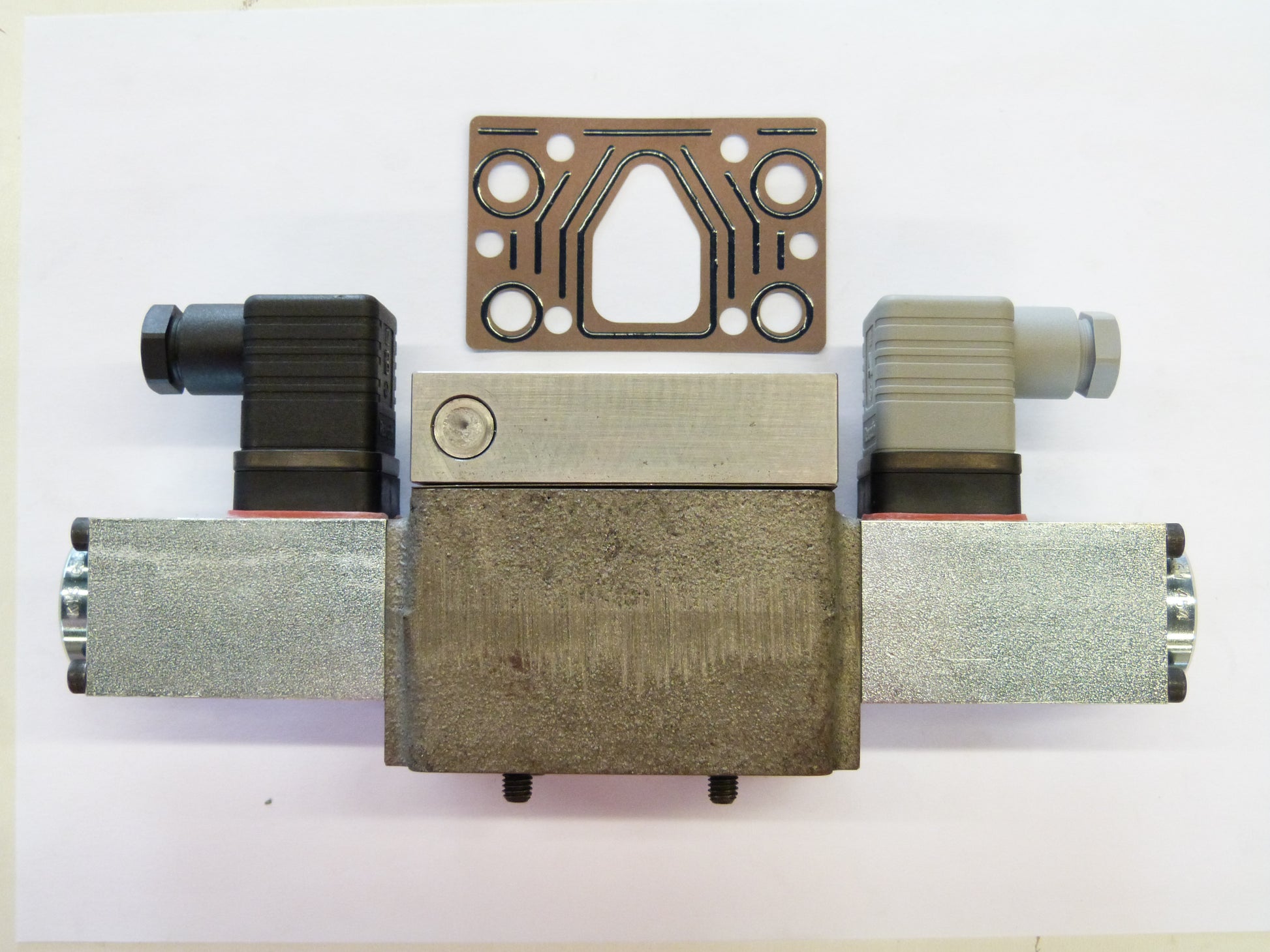 Image 1 of 4-3-WAY DIRECTIONAL VALVE