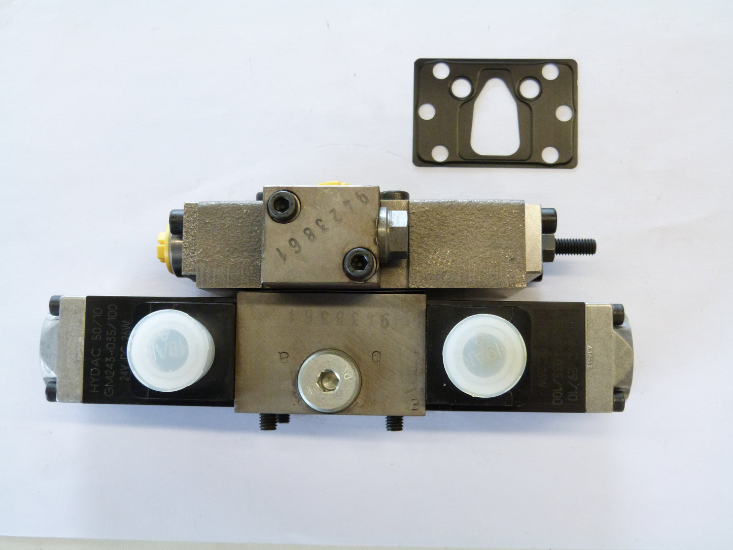 Image 1 of 4-3-WAY DIRECTIONAL CONTROL VALVE