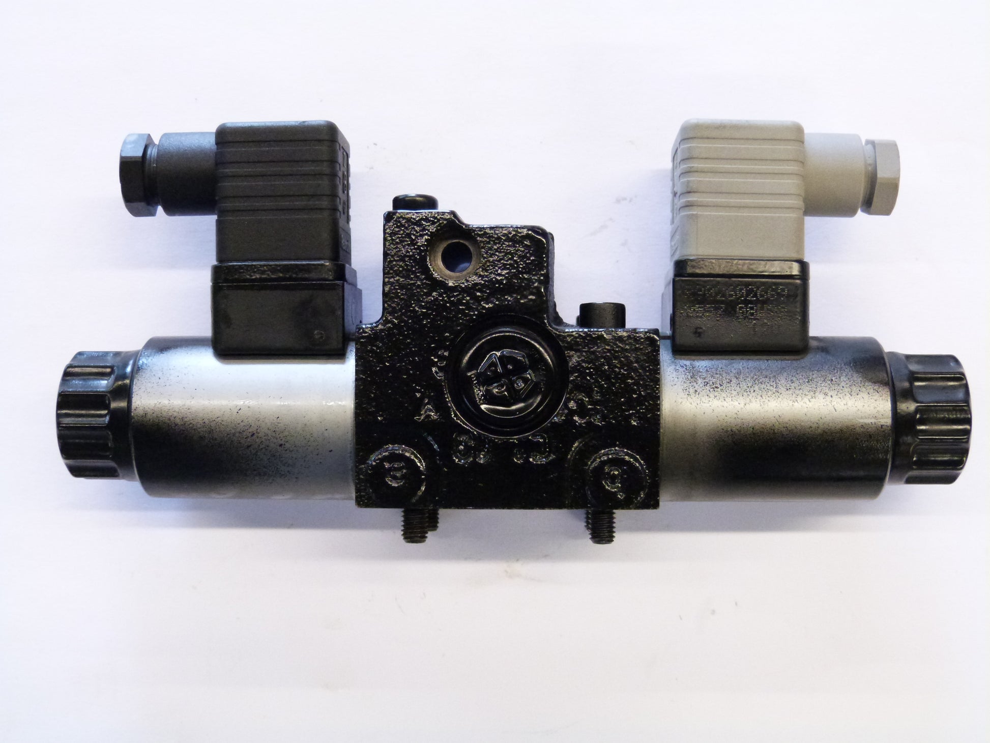 Image 1 of 4-3-WAY DIRECTIONAL VALVE